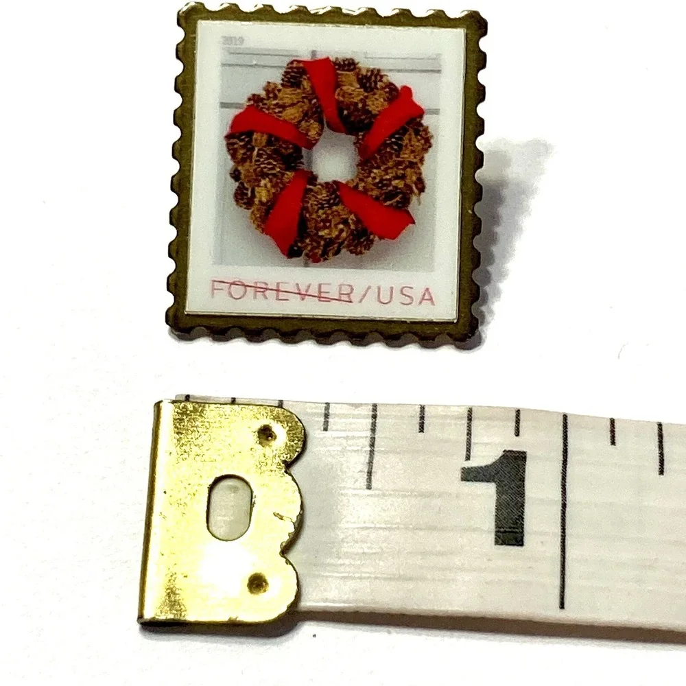 USPS Forever Stamp Holiday Wreath Lapel Pin Made in USA 2019 Postal Service